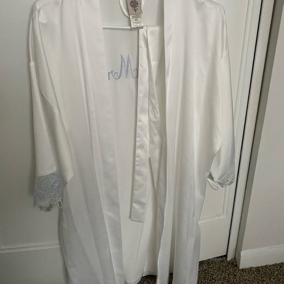 Beautiful silk wedding robe - Picture 3 of 5
